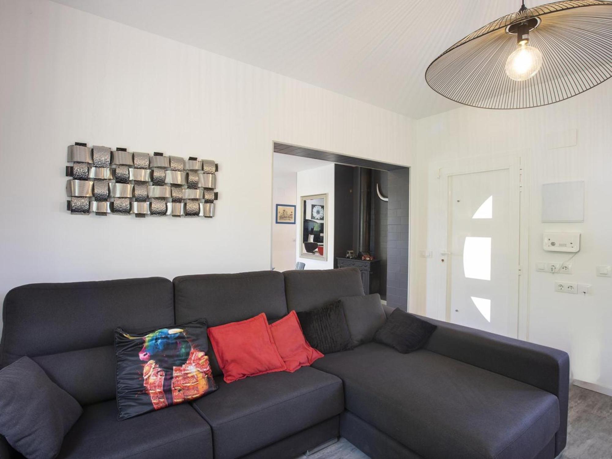Casa Renovada Con 3 Dormitorios, Terraza Y Barbacoa A 3 Km De La Playa En - Hisp-288-46 * Roses